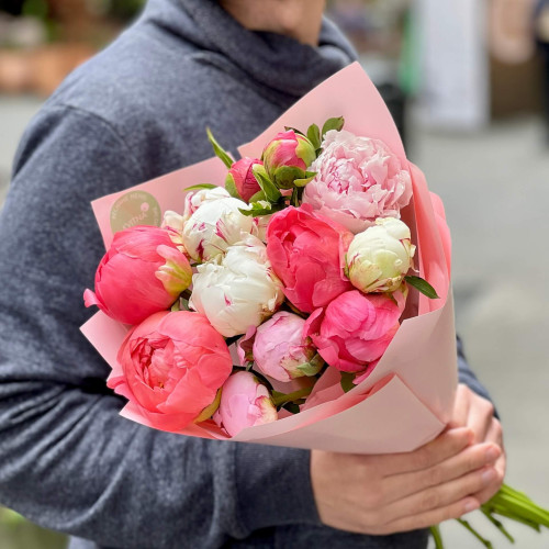 11 півоній у букеті «Ягідні зефірки»