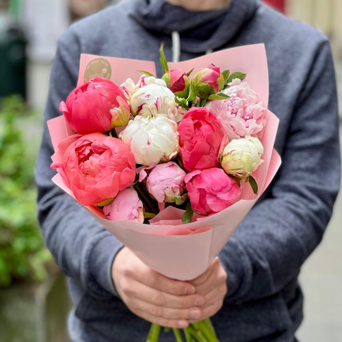 11 півоній у букеті «Ягідні зефірки»