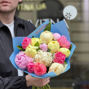 Bright mix of 15 peonies «Sweet Caramels»