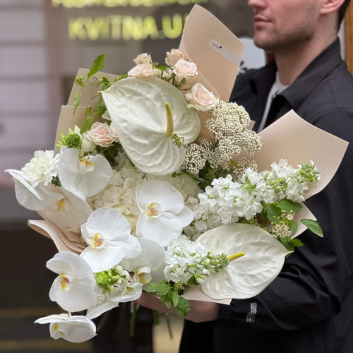 Вишуканий білий букет з фаленопсисом «Тропічна перлина»