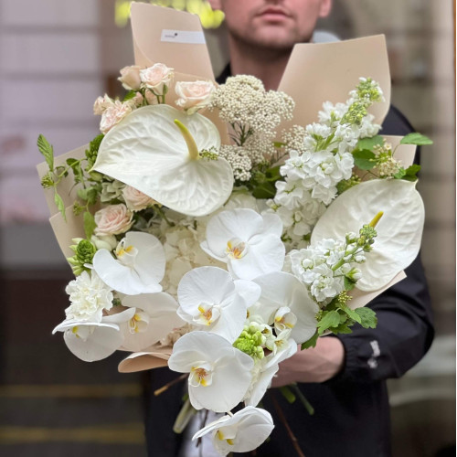 Вишуканий білий букет з фаленопсисом «Тропічна перлина»