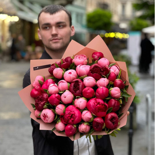 Розкішний мікс із 39 півоній у насичених відтінках «Полунична таємниця»