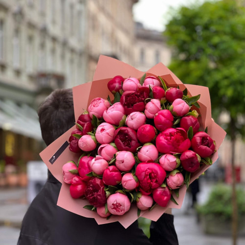 Розкішний мікс із 39 півоній у насичених відтінках «Полунична таємниця»