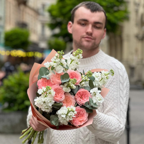 Ніжний вишуканий букет з півонієвидними трояндами Mayfield «Запашна любов»