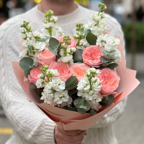 Ніжний вишуканий букет з півонієвидними трояндами Mayfield «Запашна любов»