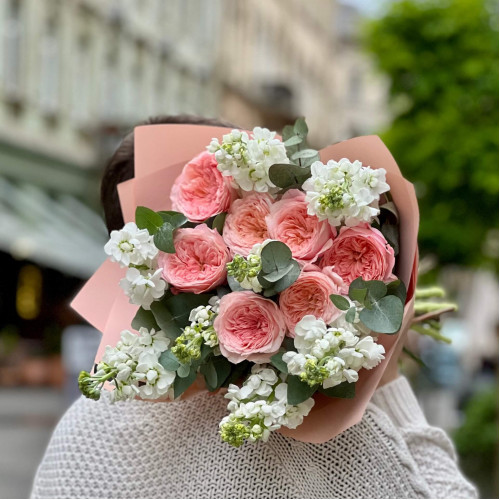 Ніжний вишуканий букет з півонієвидними трояндами Mayfield «Запашна любов»