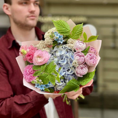 Ніжний букет з ранункулюсом «Львівські акварелі»