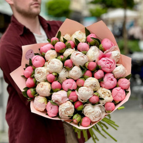 51 ексклюзивних півоній у букеті «Розквітаючі почуття»