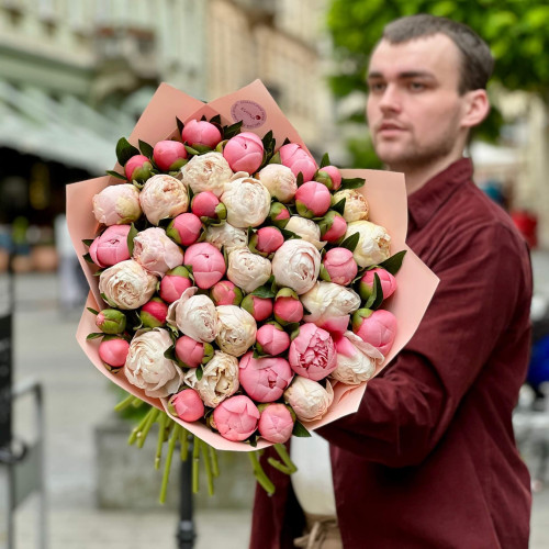 51 эксклюзивный пион в букете «Расцветающие чувства»