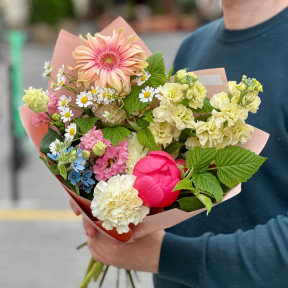 Яскравий букет з півонією «Маленькі дива»