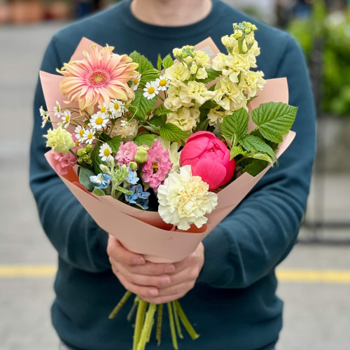 Яскравий букет з півонією «Маленькі дива»
