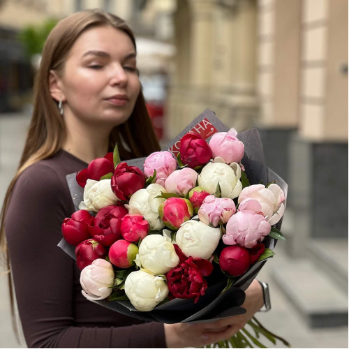 25 colorful peonies in a bouquet «Berry Cocktail»