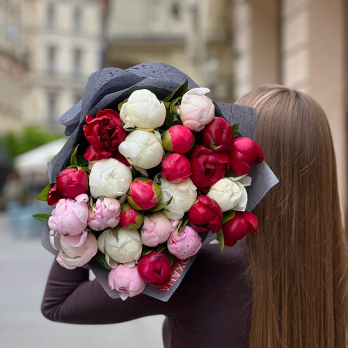 25 colorful peonies in a bouquet «Berry Cocktail»