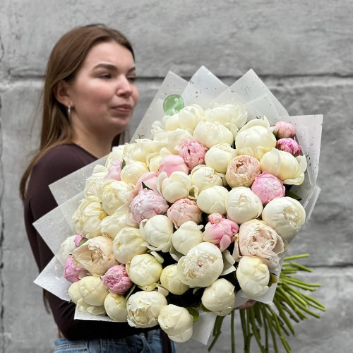 Світлий ніжний букет із 51 півонії «Чуттєва розкіш»