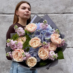 Пастельний букет із півонієвидними трояндами Chiffon «Аметистові чари»