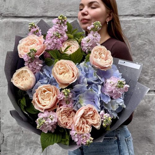 Пастельный букет с пионовидными розами Chiffon «Аметистовые чары»