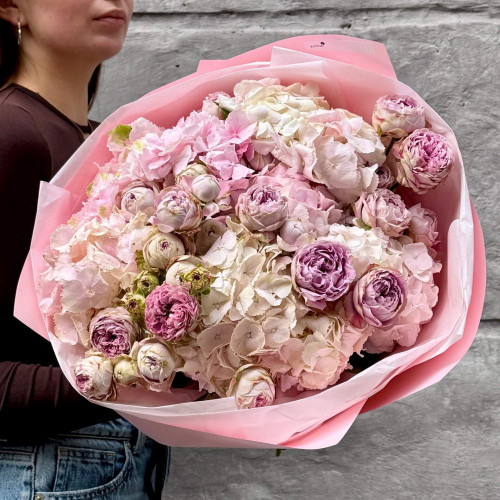 Ніжний букет з гортензіями та півонієвидними трояндами «Зефірні спогади»