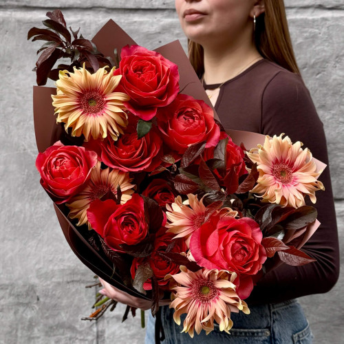 Яскравий палаючий букет з трояндою та герберою «Пристрасна експресія»