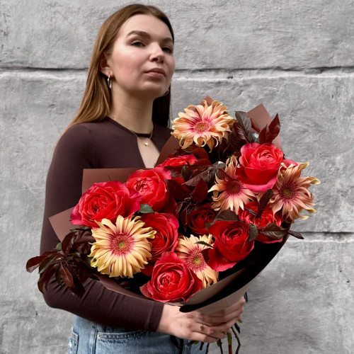 Яскравий палаючий букет з трояндою та герберою «Пристрасна експресія»