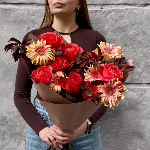 Яскравий палаючий букет з трояндою та герберою «Пристрасна експресія»