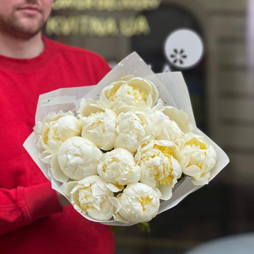 11 white peonies of Duchesse de Nemours variety in a bouquet «Exquisite Lady»