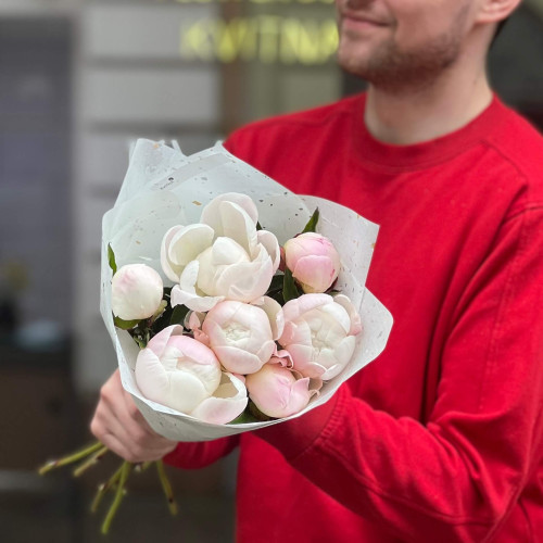 7 Most delicate Gardenia peonies in a bouquet «Pearl Touch»
