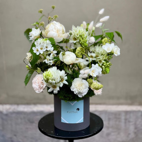 Світла композиція в коробці з півонією «Лісова мелодія»