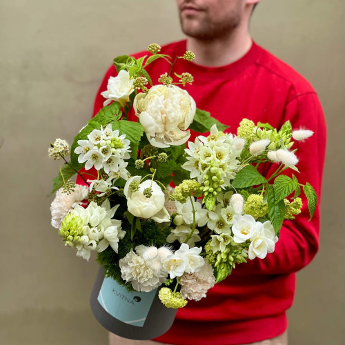 Світла композиція в коробці з півонією «Лісова мелодія»