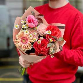 Яскравий букет з піоновидною трояндою  Dark X-Pression «Чарівна зірочка»