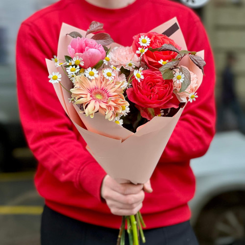 Яскравий букет з піоновидною трояндою  Dark X-Pression «Чарівна зірочка»