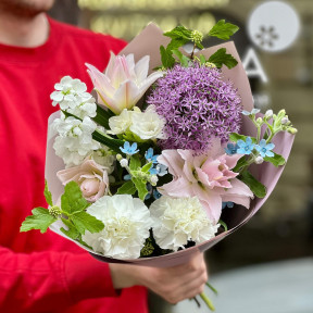 Ніжний букет з лілією «Вишуканий комплімент»