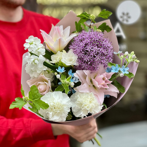 Нежный букет с лилией «Изысканный комплимент»