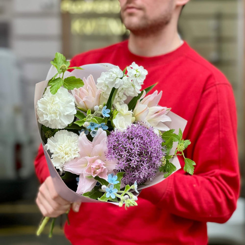 Нежный букет с лилией «Изысканный комплимент»