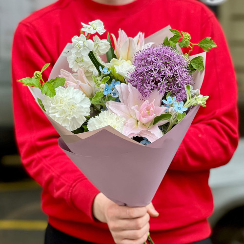 Нежный букет с лилией «Изысканный комплимент»