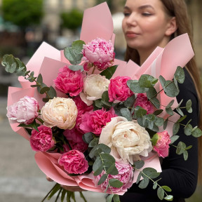 Розкішний букет із 15 півоній з евкаліптом «Малиновий вихор»