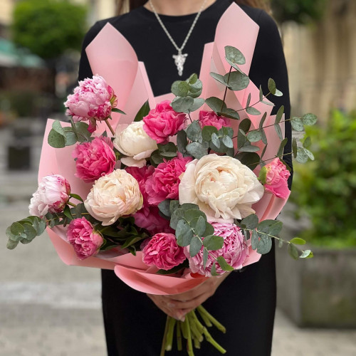 Роскошный букет из 15 пионов с эвкалиптом «Малиновый вихрь»