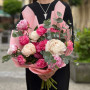 Роскошный букет из 15 пионов с эвкалиптом «Малиновый вихрь»