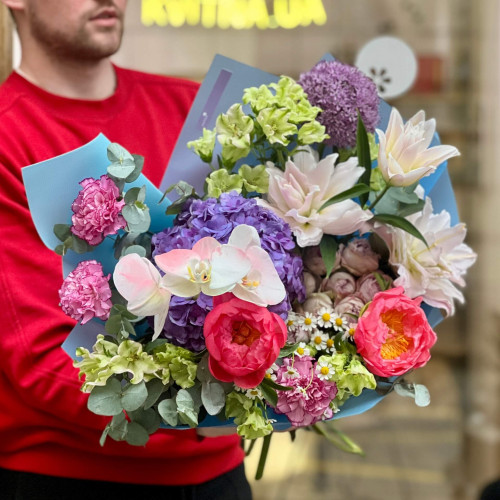 Фантастичний букет з фаленопсисом «Турмалінове кохання»