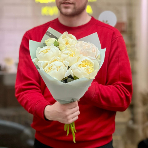 7 пионов в букете «Ванильное облачко»