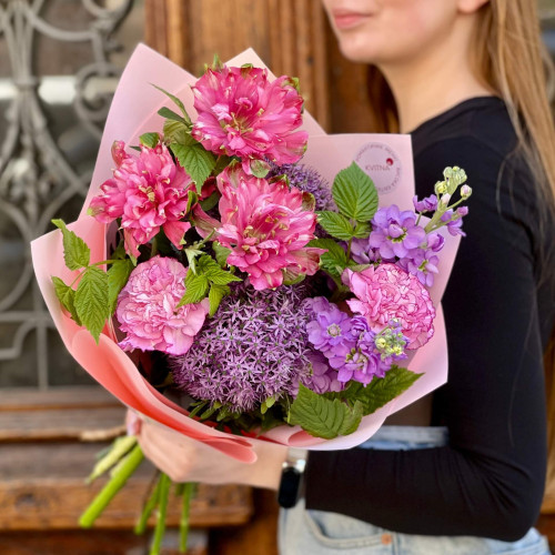 Цікавий букет з альстромерією «Пурпурове сузір'я»
