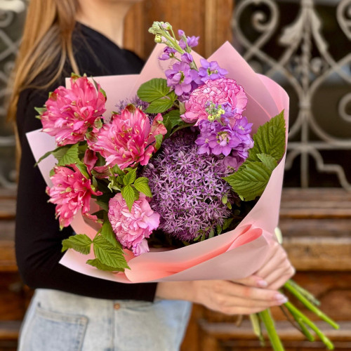 Цікавий букет з альстромерією «Пурпурове сузір'я»