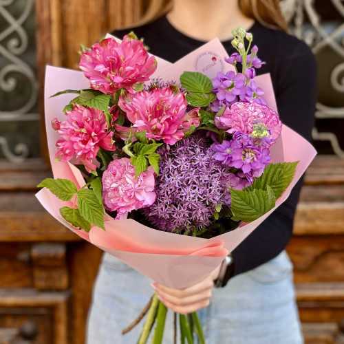 Цікавий букет з альстромерією «Пурпурове сузір'я»