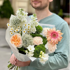 Світлий легкий букет «Персиковий цукор»