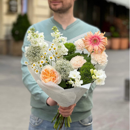 Светлый лёгкий букет «Персиковый сахар»