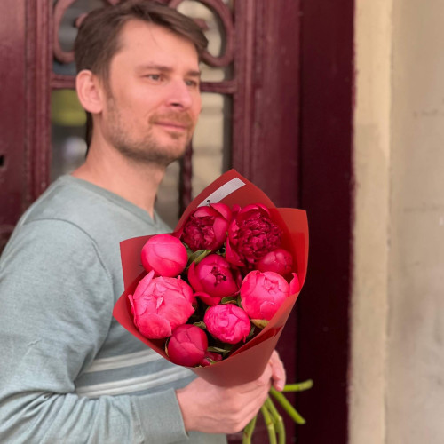 Мікс із 9 півоній Christmas Velvet та Coral Charm у букеті «Квітковий рум'янець»