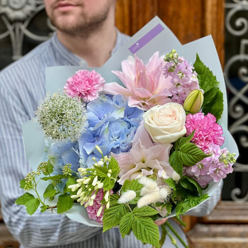 Ніжний букет з лілією «Повітряне суфле»