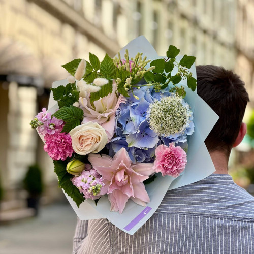 Ніжний букет з лілією «Повітряне суфле»