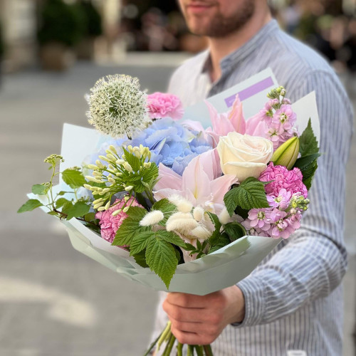 Ніжний букет з лілією «Повітряне суфле»
