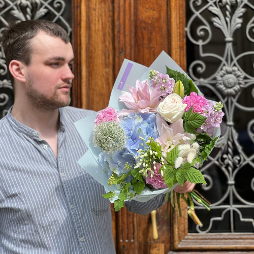 Ніжний букет з лілією «Повітряне суфле»