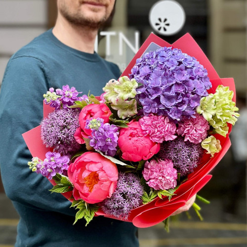 Яскравий букет з півоніями та гортензією «Незабутній вечір»